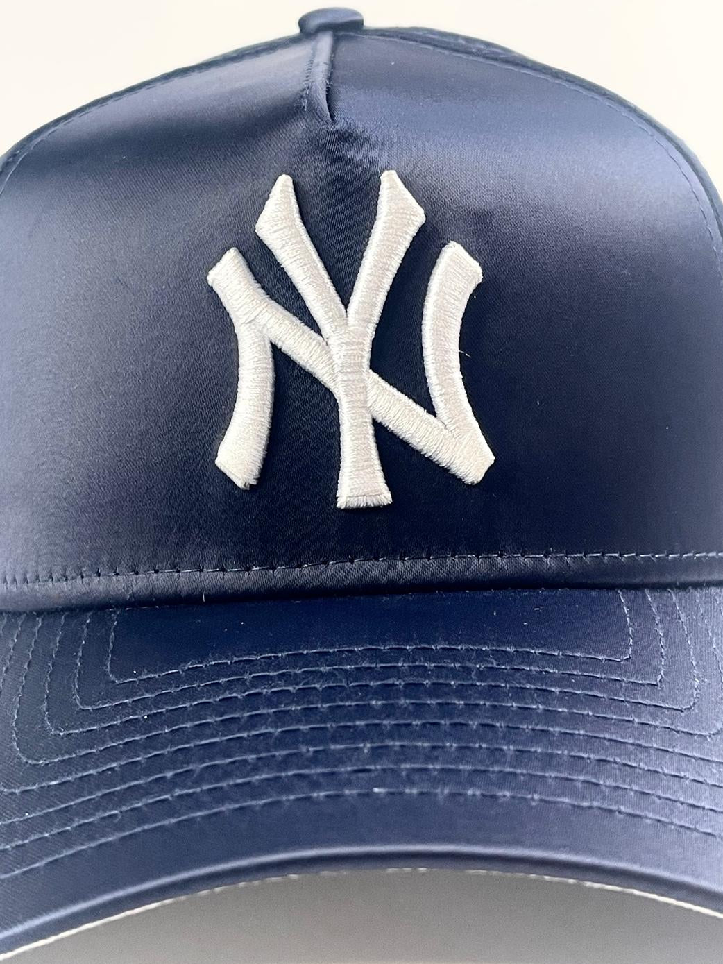 9FORTY A-Frame New York Yankees "Team Color Satin" Snapback